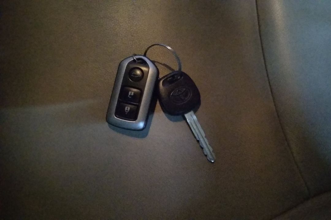 丰田2009汉兰达2.7车钥匙(2011款丰田汉兰达钥匙智能盒在车身哪)