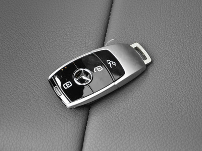 奔驰车钥匙电池可用多长时间(奔驰新车钥匙电池正常用多久?)