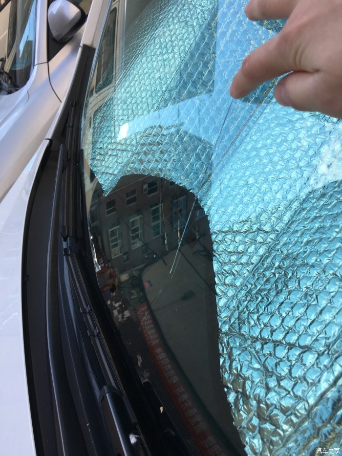汽车玻璃裂是什么原因(汽车玻璃为什么自己裂了)
