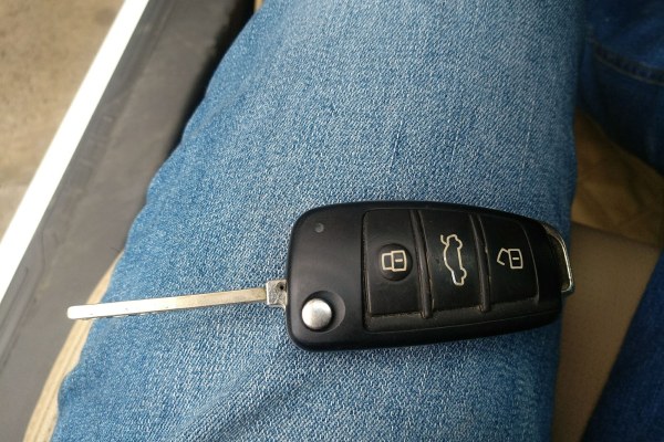 奇瑞e3车钥匙没电(奇瑞e3备用钥匙开不了车门)